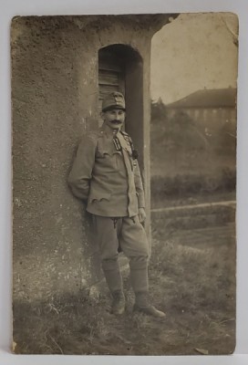 MILITAR IN UNIFORMA , CU CHIPIU SI DECORATIE LA PIEPT , FOTOGRAFIE FORMAT CARTE POSTALA , INCEPUTUL SEC.XX foto
