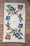 CENTRU DE MASA VINTAGE CU MODEL CUSUT MANUAL CU LANA