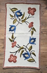 CENTRU DE MASA VINTAGE CU MODEL CUSUT MANUAL CU LANA