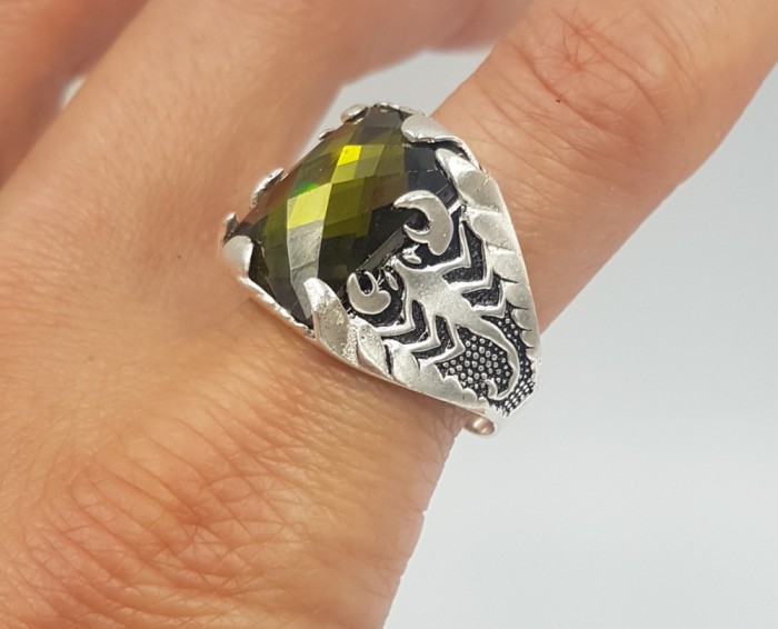 Superb inel barbatesc/unisex manufacurat din argint si peridot-model scorpion