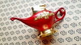 G907-Bricheta ALADIN masa veche pe gaz metal rosu aurit stare buna nepusa in functiune. Piesa frumoasa de colectie si decor.