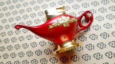 G907-Bricheta ALADIN masa veche pe gaz metal rosu aurit stare buna nepusa in functiune. Piesa frumoasa de colectie si decor.