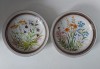 Lot 2 farfurii pictate manual, semnat 1983 M.G., 21cm diametru x 3.5cm inaltime