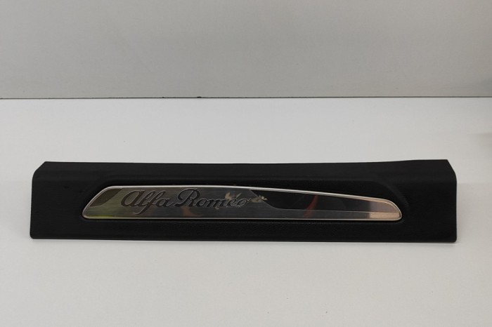 Ornament prag dreapta față ALFA ROMEO GIULIA 952_ 2023 OEM: 156107572 28338693