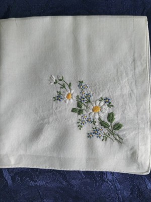 Batistă de colecție cu broderie model floral foto