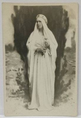 M.S . REGINA MARIA A ROMANIEI , FOTO JULIETTA , IN ROCHIE ALBA , CU DIADEMA , FORMAT CARTE POSTALA , INTERBELICA foto