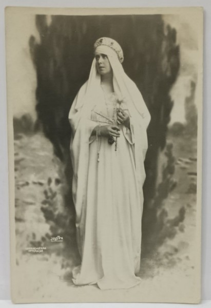 M.S . REGINA MARIA A ROMANIEI , FOTO JULIETTA , IN ROCHIE ALBA , CU DIADEMA , FORMAT CARTE POSTALA , INTERBELICA