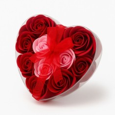Cutie Inima cu 24 Trandafiri din Sapun Rosu-Roz, Aranjament Luxury Cadou 17x17 cm