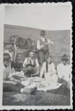 Fotografie, Tarani cu caruta, intr-o pauza de masa, Romania perioada interbelica