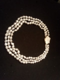 Colier perle gri, baroque, cu &icirc;nchizătoare din sidef, model floral