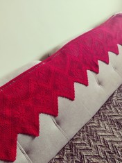 Draperie roșie croșetate manual