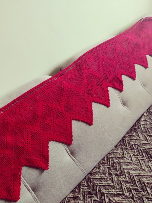 Draperie roșie croșetate manual