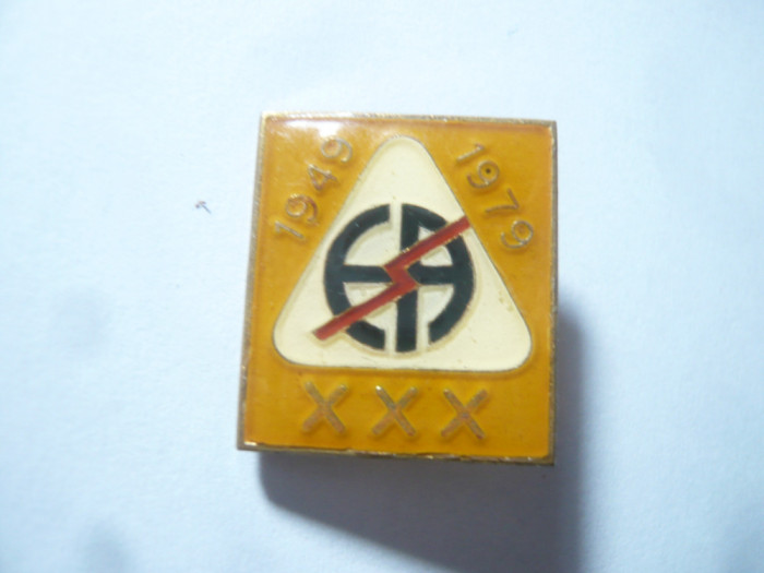 Insigna Electrica Arad - 30 Ani 1949-1979 , metal si email , l=2,3cm