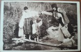 Fotografie tip carte postala, doua femei si un copil in port popular romanesc, perioada interbelica