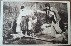 Fotografie tip carte postala, doua femei si un copil in port popular romanesc, perioada interbelica