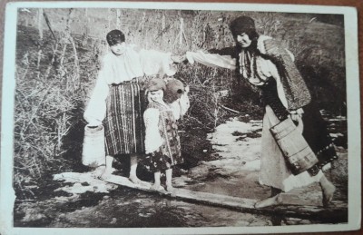 Fotografie tip carte postala, doua femei si un copil in port popular romanesc, perioada interbelica foto