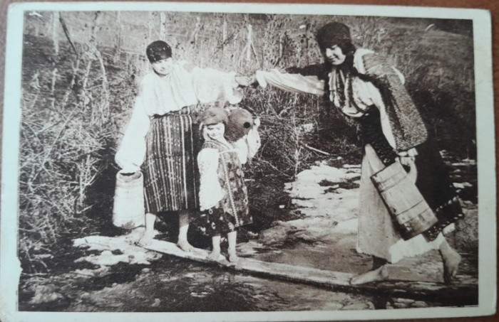 Fotografie tip carte postala, doua femei si un copil in port popular romanesc, perioada interbelica
