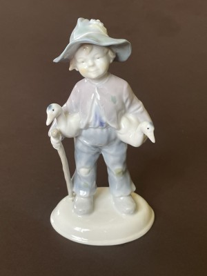 Figurina BAIETEL CU GASTE din portelan fin german METZLER &amp;amp; ORTLOFF foto