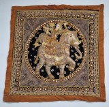 Tapiserie murala Birmaneza KALAGA mijlocul sec. XX paiete margele Myanmar Asia de Sud Est 52 x 54 cm