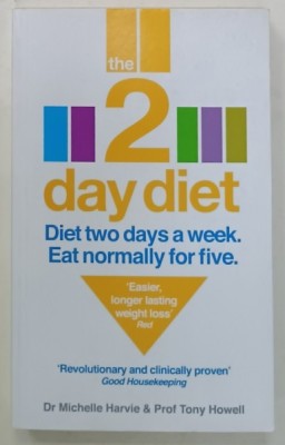 THE 2 DAY DIET , DIET TWO DAYS A WEEK . EAT NORMALLY FOR FIVE de Dr. MICHELLE HARVIE and PROF . TONY HOWELL , 2013 foto