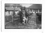 M1848N Veturia Goga cu ogarul său &icirc;n curtea castelului de la Ciucea, anii 1930