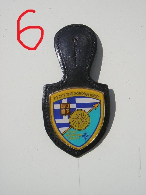 QW8 6 - Insigna - tematica militara - Grecia &quot;Taie nodul Gordian&quot; - suport piele
