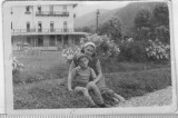 Bnk foto - Femeie cu copil - Foto Hertzug Calimanesti, Alb-Negru, Romania de la 1950, Portrete