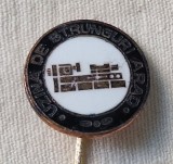 Uzina de strunguri ARAD - insigna din anii 1970 ( Republica Socialista Romania)