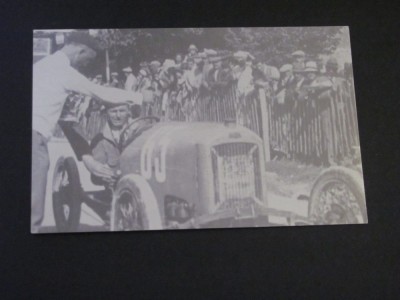 Automobil de Epocă cu Pilot și Mulțime de Spectatori - Carte Poștală Franța ,Necirculată foto