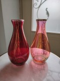 Doua vaze din sticlă roz, nuanțe diferite, forma identica