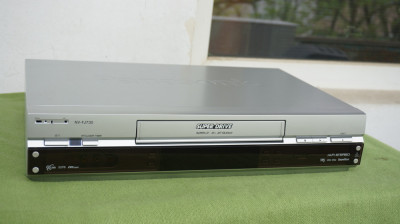 Video recorder VHS Panasonic NV-FJ730 DEFECT foto