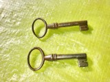 H463-Cheie usa mica veche metal anii 1900,maxim interbelica stare buna lungime 6,8 cm,maner 2,5, limba 1,5 cm.Exista 2 bucati identice, PRET BUCATA.