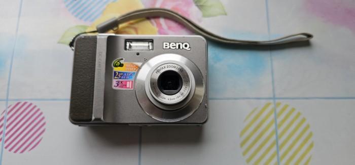 APARAT FOTO DIGITAL BENQ DC C640 , FUNCTIONEAZA CU 2 BATERII AAA SAU ACUMULATORI