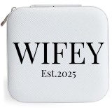 Cutie de bijuterii portabila, personalizata pentru viitoare sotie, 10x10x5 cm, alba, Wifey 2025
