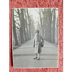 Fotografie, mama doctorului Litarczek, parintele radiologiei romanesti, la Cambridge, Trinity College, 1926