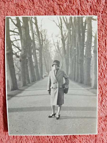 Fotografie, mama doctorului Litarczek, parintele radiologiei romanesti, la Cambridge, Trinity College, 1926