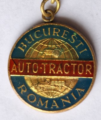 AUTO - TRACTOR Bucuresti Romania Export, breloc vechi anii 1970, foto
