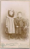 Fotografie tip CDV - perioada interbelica, reprezentand 2 copii