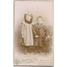 Fotografie tip CDV - perioada interbelica, reprezentand 2 copii