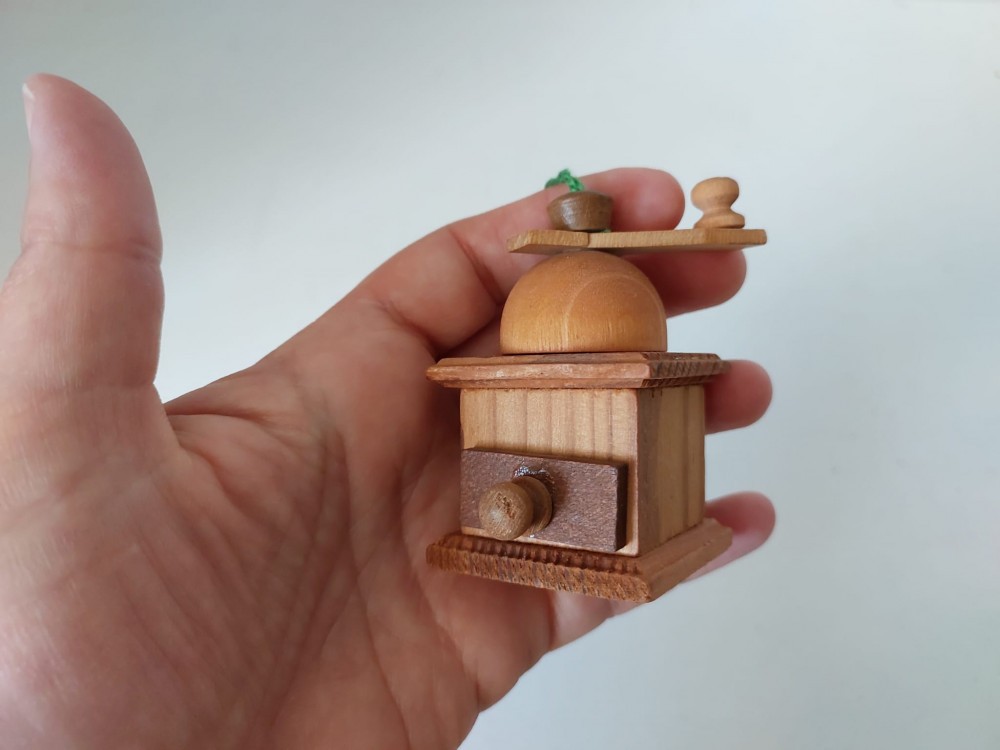 Miniatura lemn rasnita de cafea, decor, casa papusii, 6x3.5x3.5cm |  Okazii.ro