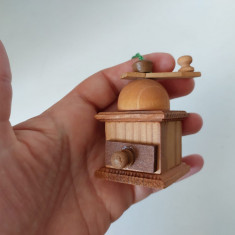 ** Miniatura lemn rasnita de cafea, decor, casa papusii, 6x3.5x3.5cm