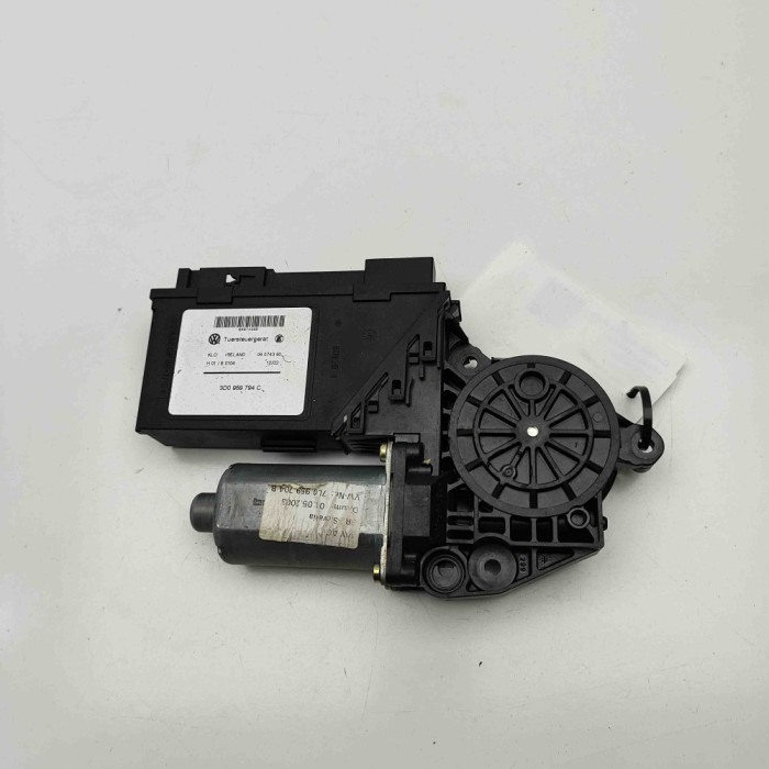 Motor macara geam ușă dreapta spate VW TOUAREG 7LA, 7L6, 7L7 2003 OEM: 3D0959794C,7L0959704B,0130821764 29438975