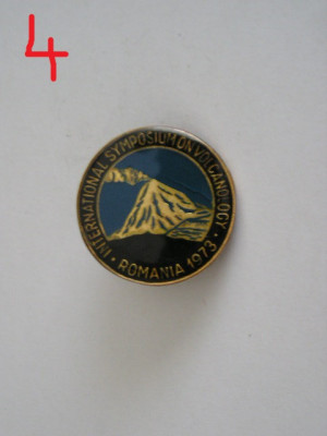 M3I 80 - Insigna - tematica geologie - Simpozionul de vulcanologie Romania 1973 foto