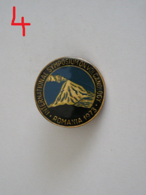 M3I 80 - Insigna - tematica geologie - Simpozionul de vulcanologie Romania 1973