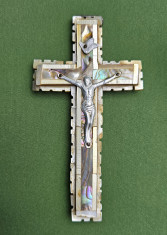 VECHI CRUCIFIX DIN LEMN, DECORAT CU SCOICA ABALONE foto