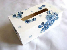 Cutie servetele cu modele florale stilizate culoare albastra, cutie lemn 29501 foto