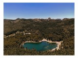 Tablou Canvas, "Lacul ascuns &icirc;n inima pădurii", Lac, Pădure, Munți, Cer, Verdeață, Natură, Peisaj, Tranquilitate, Aventură, Frumusețe, Răcoare, Linște