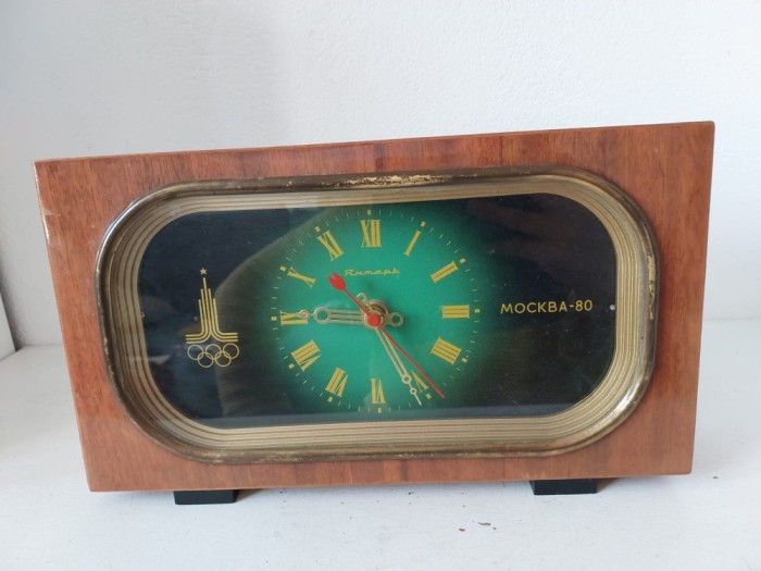 Ceas Jantar URSS Olimpiada Moscova 1980 &ndash; Memorabilia Olimpică, Carcasă Lemn, Inscripție Moscova-80, Colectie Decor Vintage, 29x16x7cm
