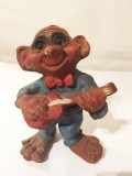 Figurina veche, vintage, troll cu chitara, din lut pictat, ochi de sticla, 14 cm