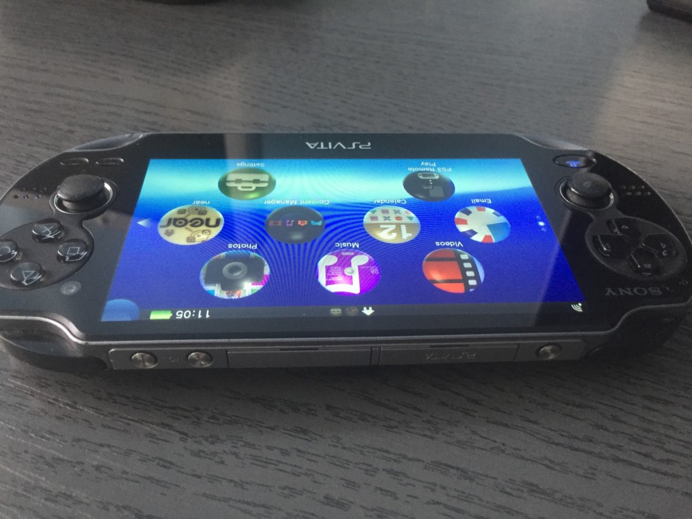 CONSOLA SONY PS VITA MODEL PCH1004.CITITI CU ATENTIE DESCRIEREA VA ROG